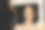 漂亮的金发女人用刷子靠近化妆镜图片下载