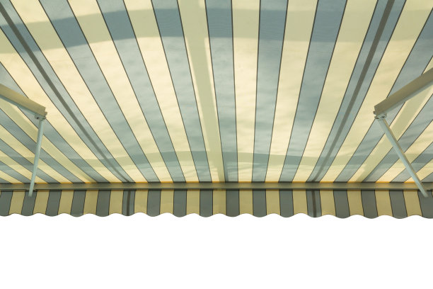 蓝色和白色条纹遮阳篷孤立在白色背景。带有阴影的复古帆布屋顶。图片下载