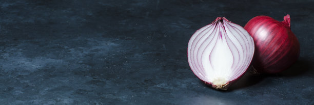 黑色背景上的红洋葱。本空间图片下载