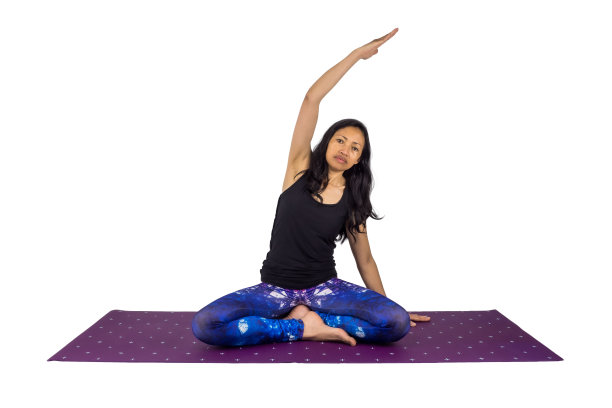 一个女瑜伽老师在ardha chandrasana姿势图片下载