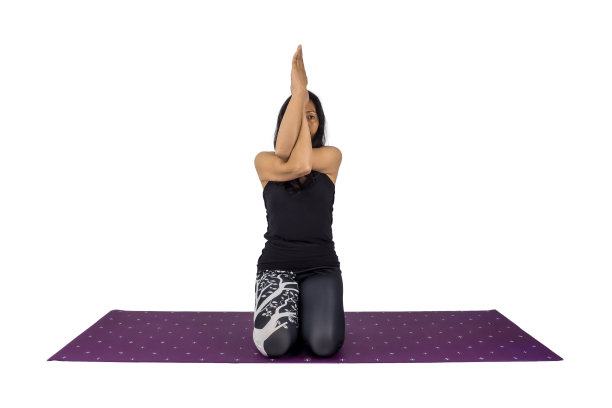 一个女瑜伽老师在鹰式姿势图片下载