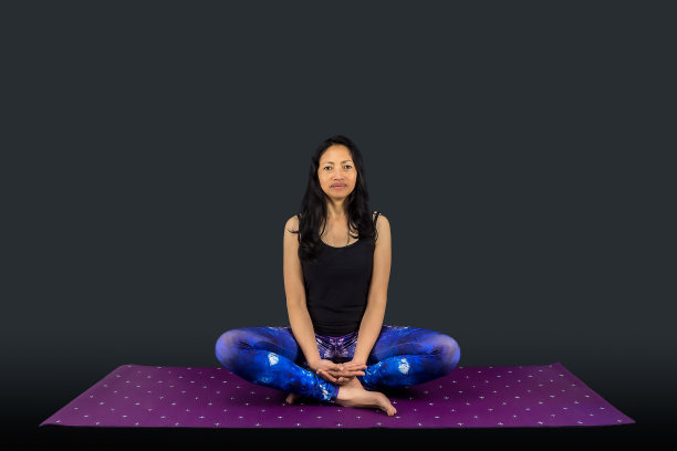 一个女瑜伽老师在苏哈萨那姿势图片下载