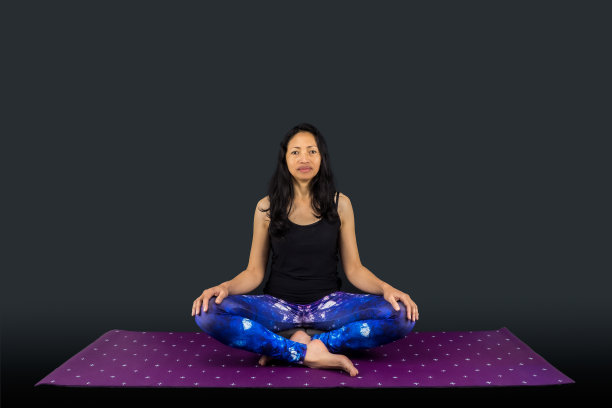 一个女瑜伽老师在苏哈萨那姿势图片下载