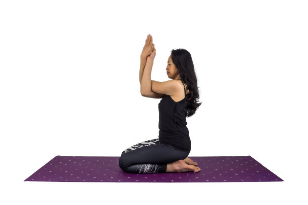 一个女瑜伽老师在鹰式姿势图片下载