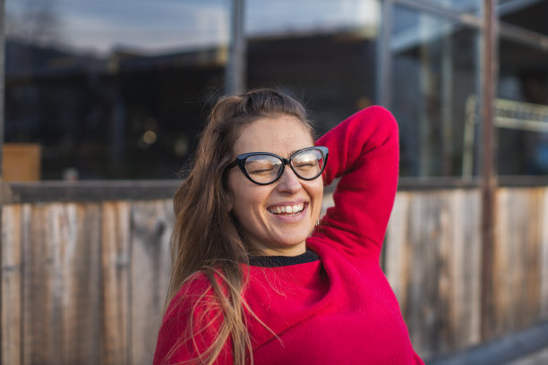 年轻女子在户外享受冬日图片下载