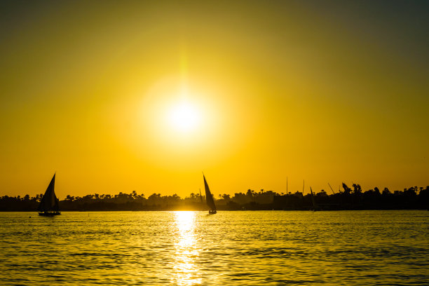 日落时分的尼罗河风光，埃及卢克索图片下载
