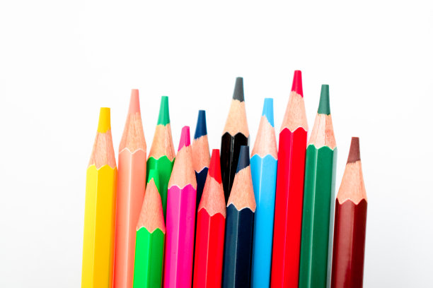 一堆不同颜色的铅笔蜡笔孤立在一个白色的背景是模糊的图片下载