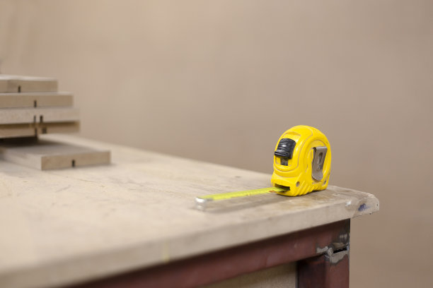 在木工的工作台上测量图片下载