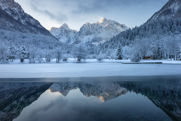 斯洛文尼亚克拉尼斯卡戈拉附近的贾斯纳湖。图片下载