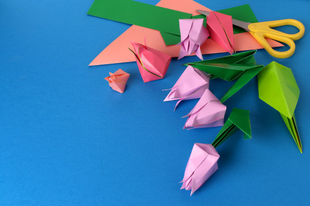 母亲节，生日快乐，三八妇女节，情人节。蓝色背景上的彩纸上的郁金香花束。贺卡，横幅，社交网络，拷贝空间图片下载