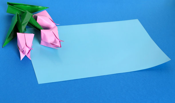 母亲节，生日快乐，三八妇女节，情人节。蓝色背景上的彩纸上的郁金香花束。贺卡，横幅，社交网络，拷贝空间图片下载