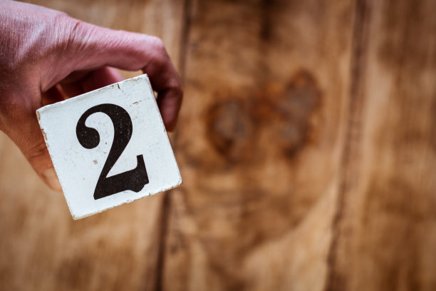 2号——一只手拿着一个白色的木桌，上面放着2号木桌图片下载