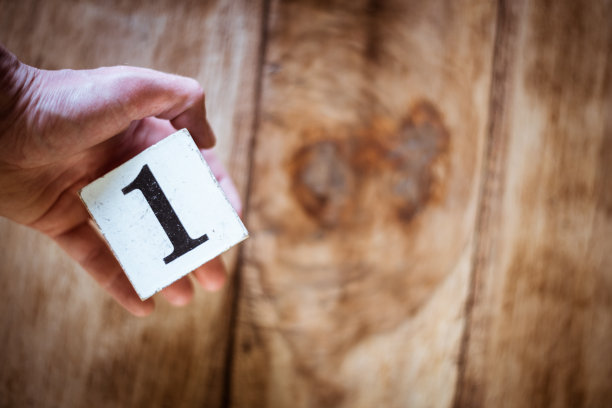 1号——一只手拿着一个白色的木块，上面放着1号图片下载