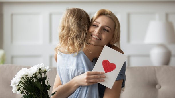 妈妈抱着学龄前的小女孩，感谢你的祝贺。图片下载