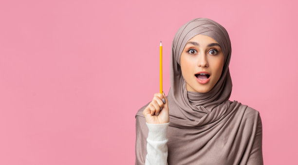 伊斯兰妇女有了主意，激动地抬起铅笔图片下载