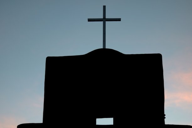 日出时的教堂剪影图片下载