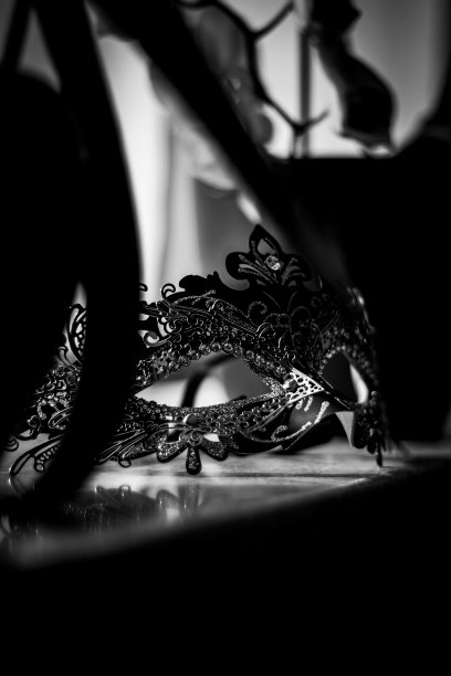 一个威尼斯面具的肖像躺在大理石窗台上，准备在聚会或狂欢节上隐藏你的身份，创造神秘。图片下载
