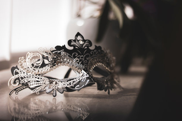 一幅神秘威尼斯面具的肖像。在化装舞会、万圣节派对或狂欢节上隐藏你的身份。图片下载