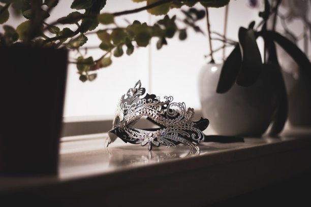 一幅威尼斯面具的肖像被一扇窗户照亮，给它增添了一些神秘色彩。这是在化装舞会、嘉年华或万圣节派对上隐藏身份的好方法。图片下载