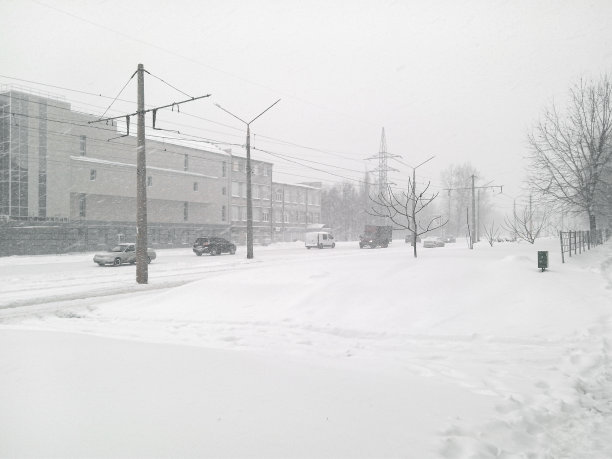 城市的街道上刚下过雪图片下载