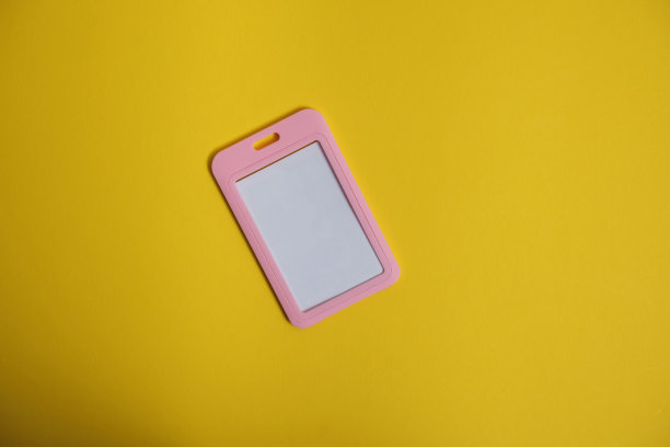 黄色背景的保安徽章，邀请函概念，求职图片下载