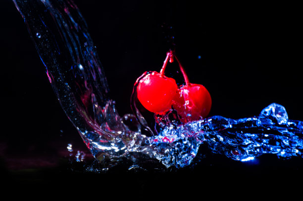 水溅与樱桃孤立的黑色图片下载