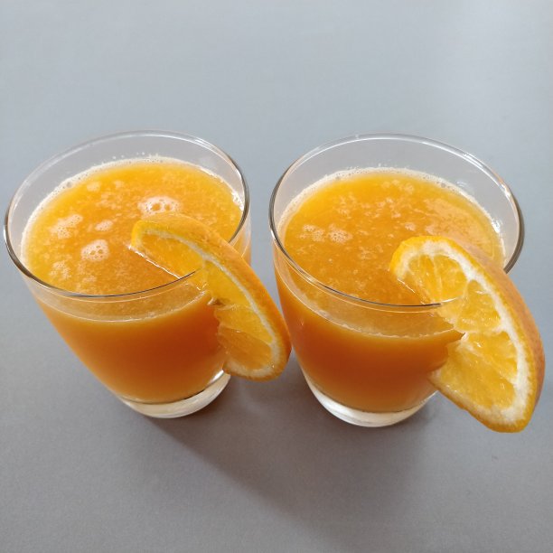 两杯新鲜的金诺果汁，富含维生素C和抗氧化剂的营养成分。甜，香，可口，爽口。图片下载