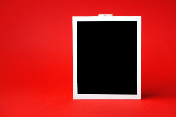 照片模板。红色背景上的空白照片。准备放置图像模板。副本的空间。图片下载