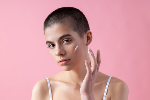 美丽的模特使用面霜库存照片图片下载