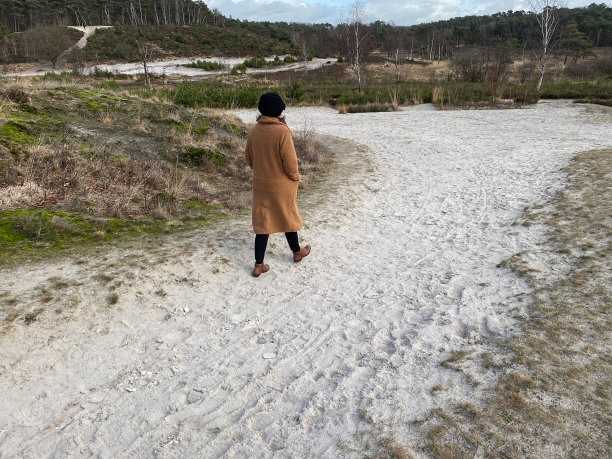 走在荒野里的女人图片下载