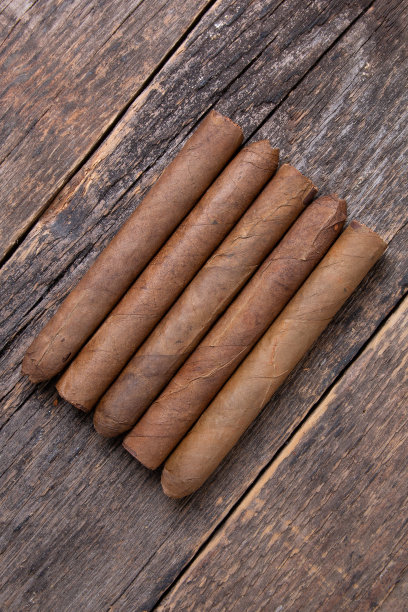 木桌上放着古巴雪茄图片下载