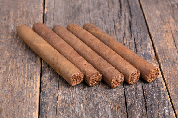 木桌上放着古巴雪茄图片下载