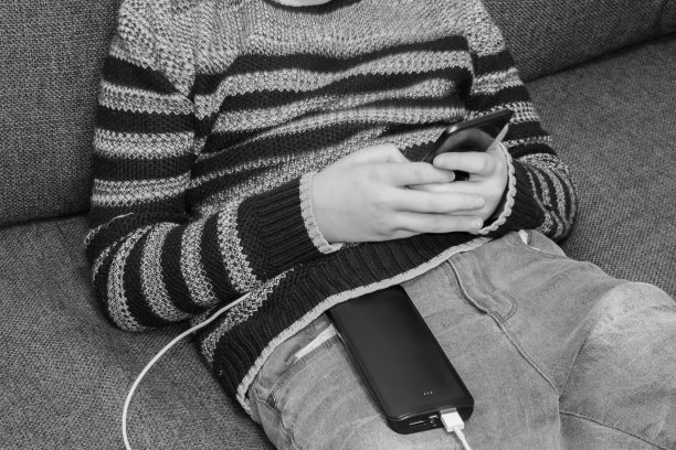 青少年使用充电宝图片下载