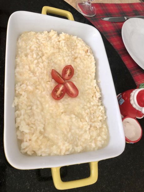 午餐是米饭，意大利面和肉图片下载