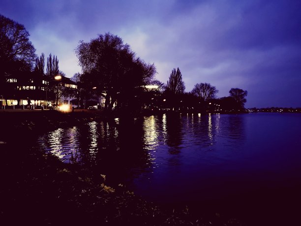 夜晚的汉堡天际线图片下载