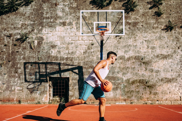 年轻的篮球运动员图片下载
