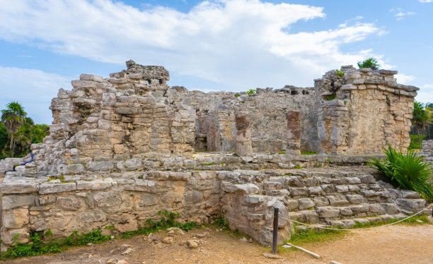 古图卢姆遗址。古玛雅建筑。观景有寺庙等古老建筑、房屋。蓝天绿意盎然的大自然。旅行的照片。墙纸或背景。尤卡坦半岛。图片下载