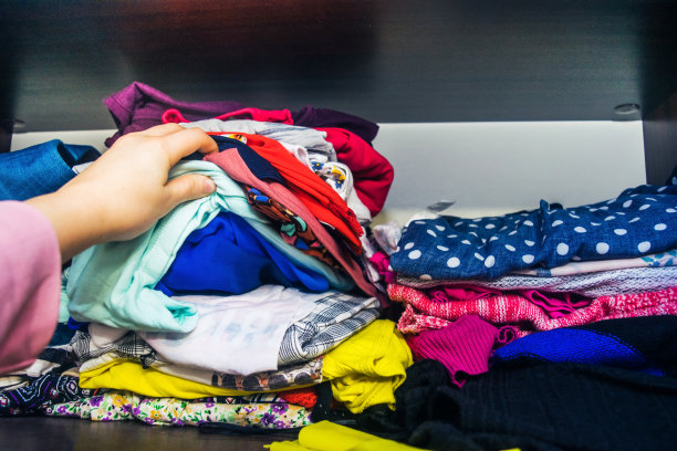 女人手挑选衣服素材照片图片下载