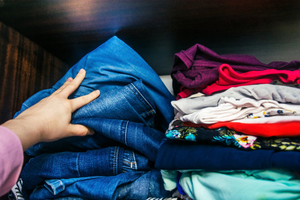 女人手挑选衣服素材照片图片下载