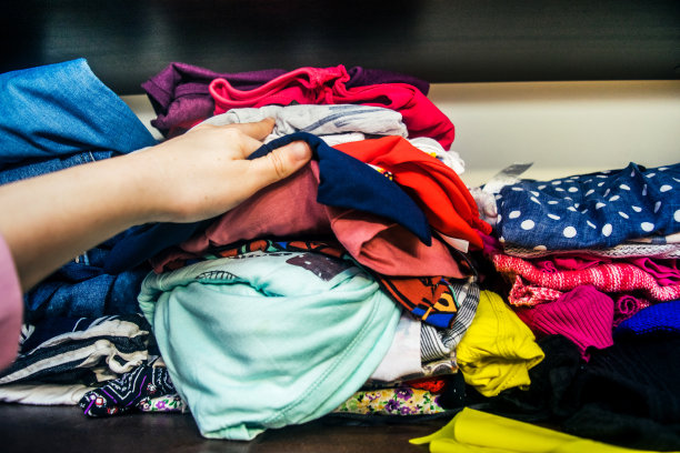 女人手挑选衣服素材照片图片下载