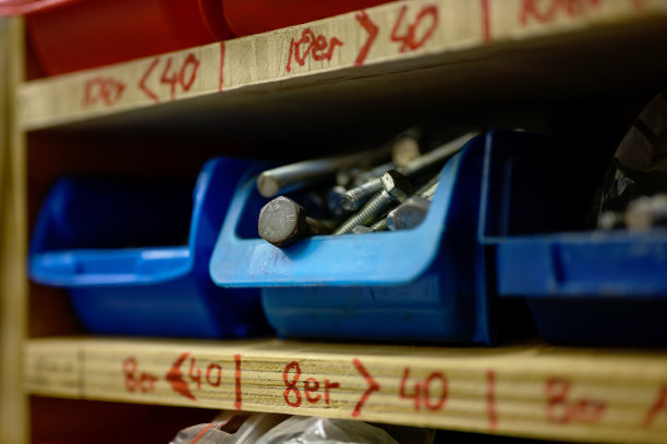 在工匠车间里，架子上有塑料抽屉，用来装不同的螺丝钉图片下载