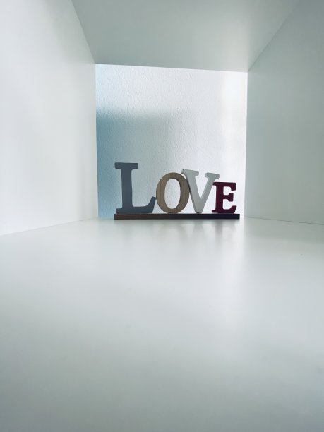 Word LOVE在白色背景上图片下载