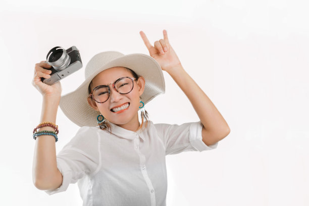 在白色的背景上，一位西安妇女高兴地举起了手。专注于脸图片下载