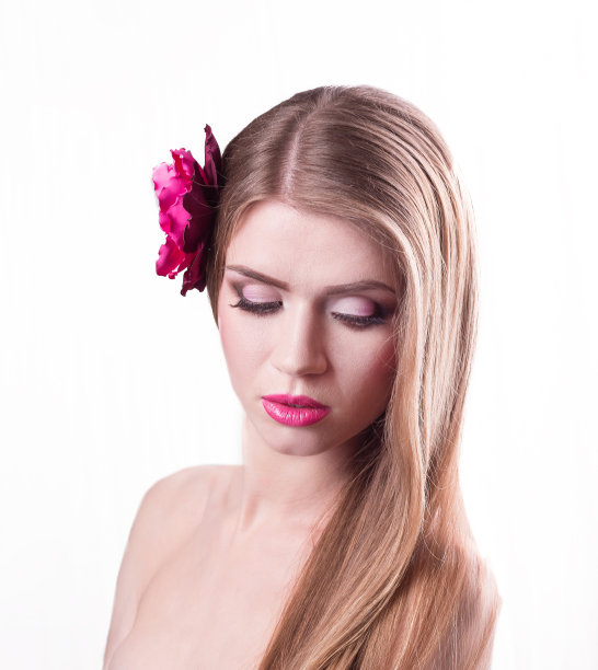 美丽的女孩穿着黑色晚礼服。孤立在白色图片下载