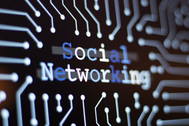 技术背景和电路板与社交网络消息。近距离电脑屏幕和电脑术语概念。图片下载