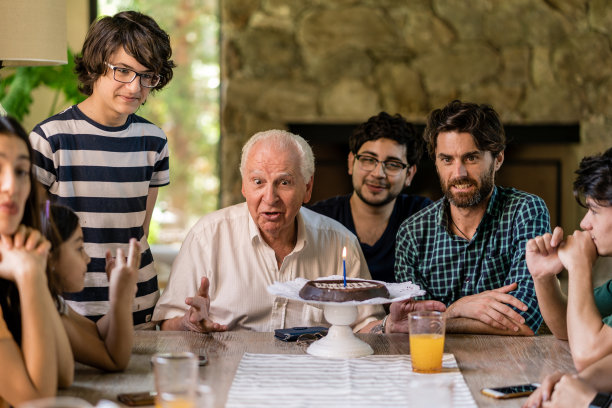 拉丁家庭庆祝爷爷生日图片下载