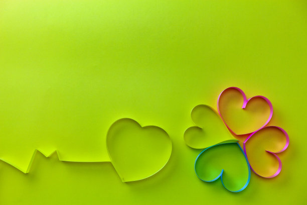 纸背景上的黄色心形丝带心电图，世界健康日和情人节背景概念图片下载