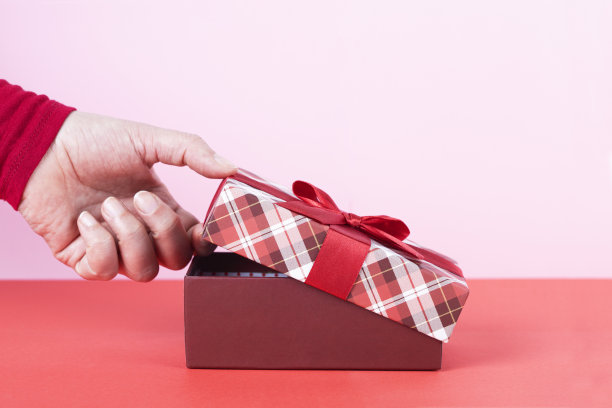 亲手打开礼物图片下载