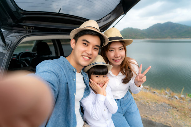 亚洲一家人在车内与湖山美景自拍素材图片