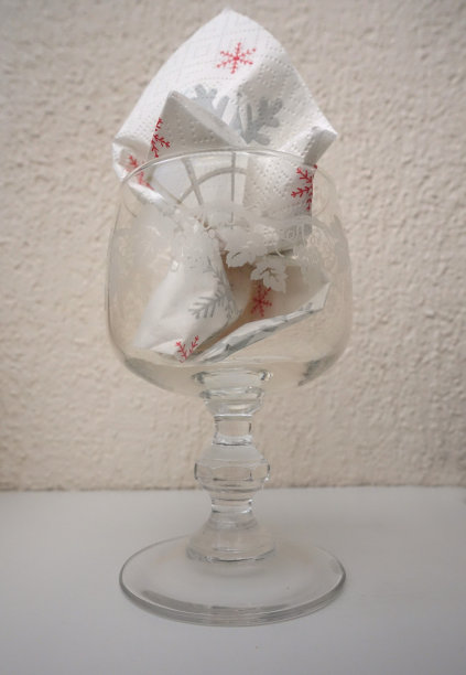 酒杯与餐巾纸的节日装饰图案图片下载